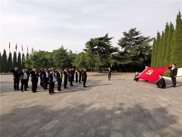 緬懷***烈士 弘揚(yáng)***精神 繼承***遺志 緬懷***烈士 弘揚(yáng)***精神 繼承***遺志